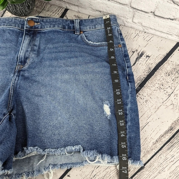 Lane Bryant FLEX magic waistband Signature Fit mid rise boyfriend midi short - Picture 7 of 12